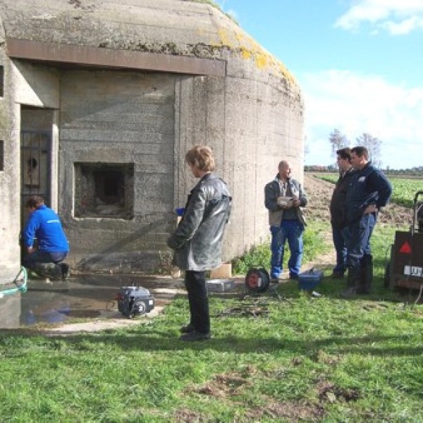 Water uit de bunker pompen.