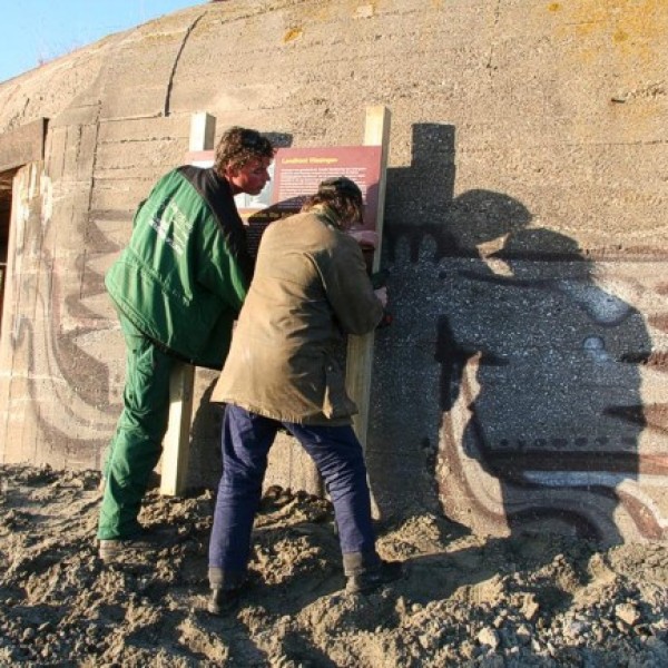 Onze mannen zetten het bord op de juiste plaats.
