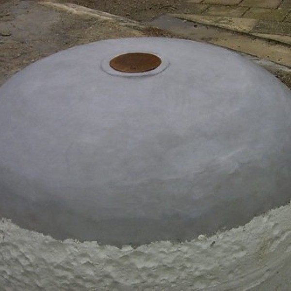 Het gedeelte dat niet onder de betonkraag verdwijnt is in een eerste fase geplamuurd en zal nog verder worden afgewerkt.