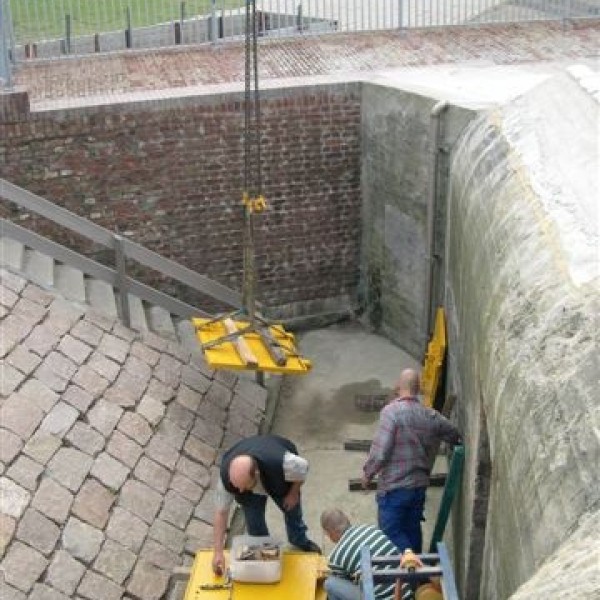 De deuren worden met een kraan afgeleverd.