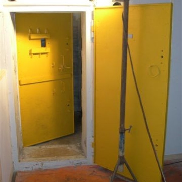 Het deurenstel naar de koepelruimte hangt.