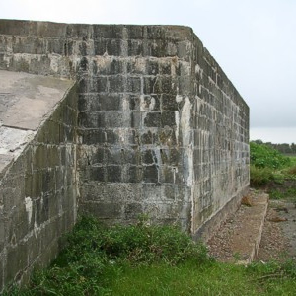 De bunker heeft hierdoor een eigen fortgracht gekregen.