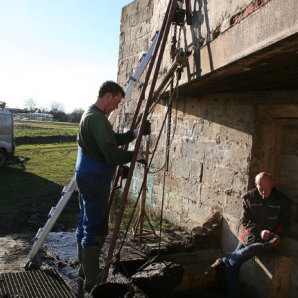 Er zat een aardig brok beton in de weg.