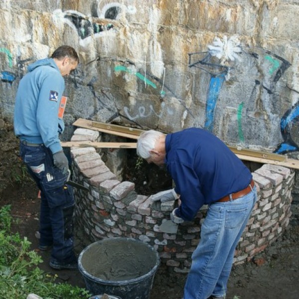 25 steentjes op een rij en een baaltje cement.