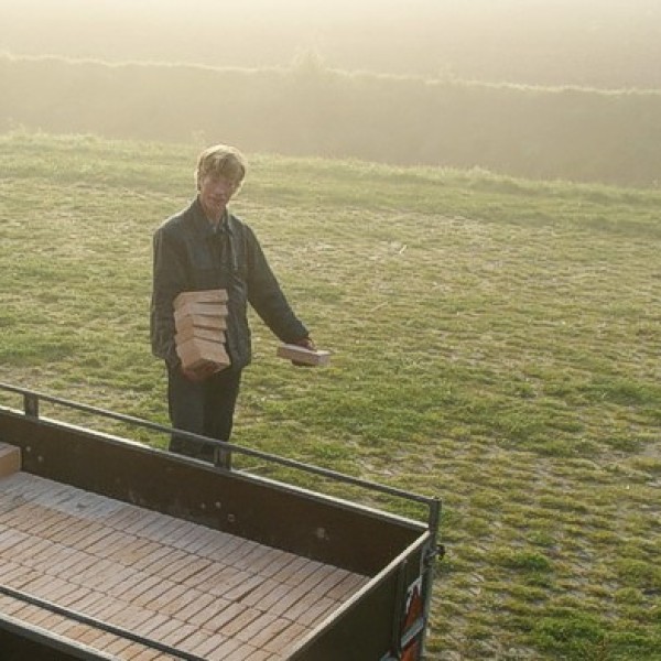Lex serveeert elegant de steentjes.