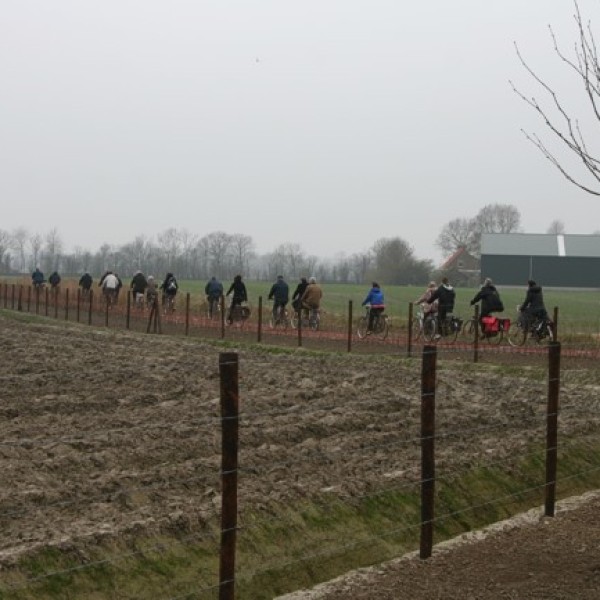 Het vervoer van de gasten naar de bunkers ging vandaag in stijl per fiets.