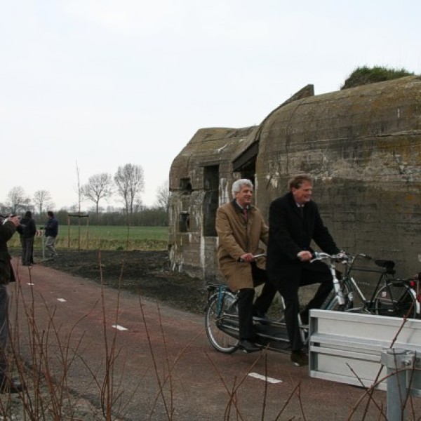 De wethouder en directeur Economie en Mobiliteit van de provincie testen samen het nieuwe fietspad.