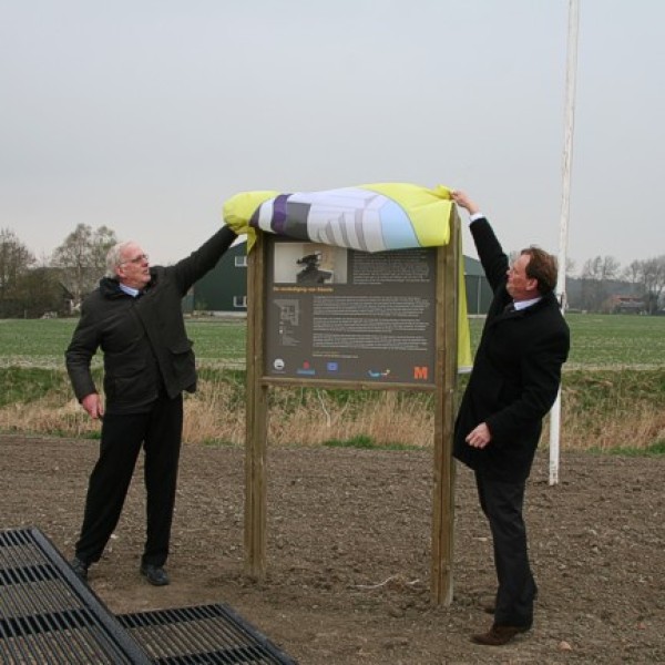 De wethouder en onze voorzitter onthullen eensgezind het paneel.