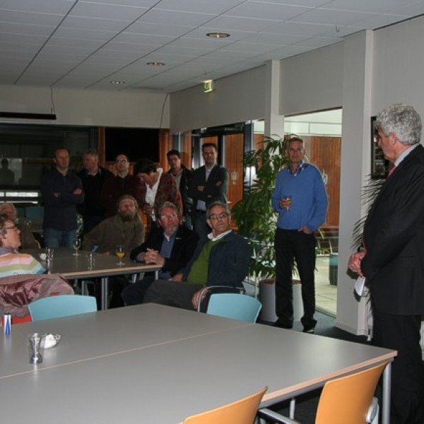 Een glaasje en toespraken door directeur Stalknecht en voorzitter Heijkoop.