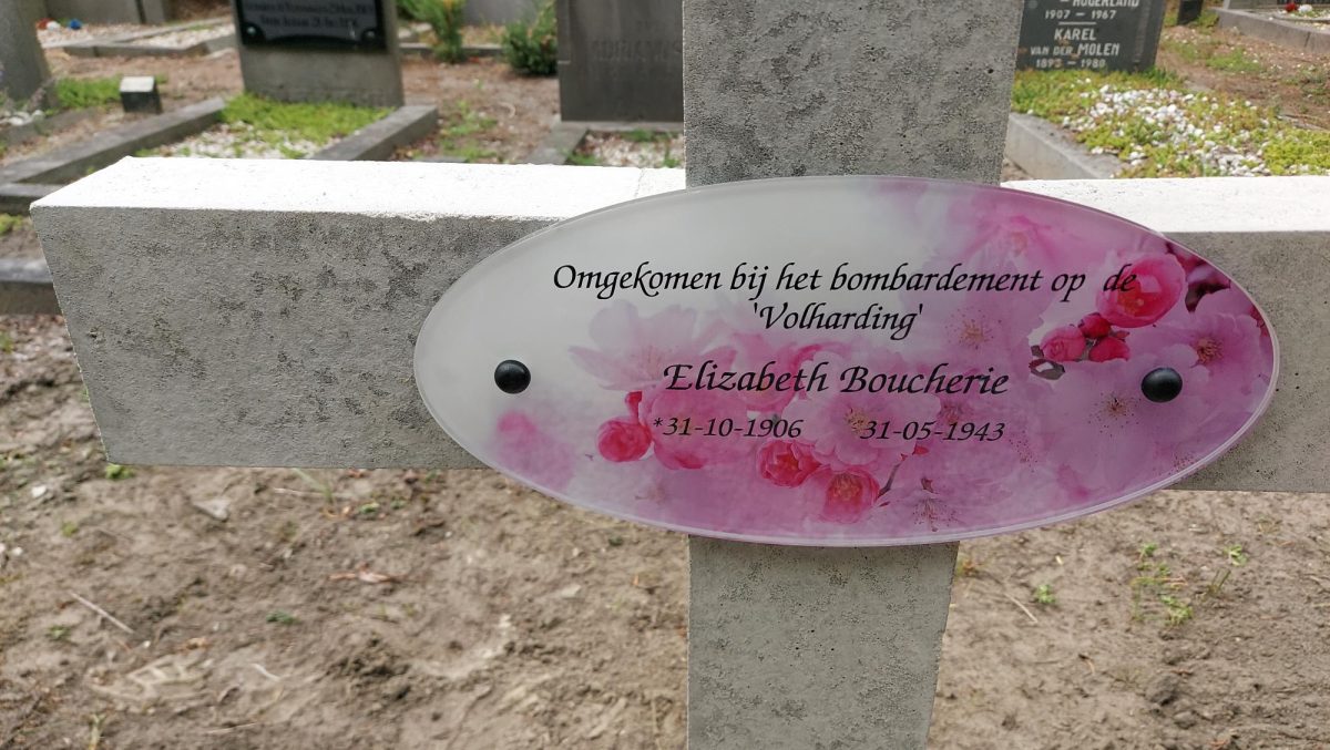 Plaatje op grafsteen van Elizabeth Boucherie in Vlissingen.